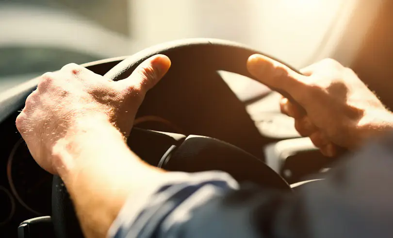 車の発進後に微振動が起こる原因