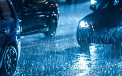 雨が降ると車のバッテリーが上がるのはなぜですか?