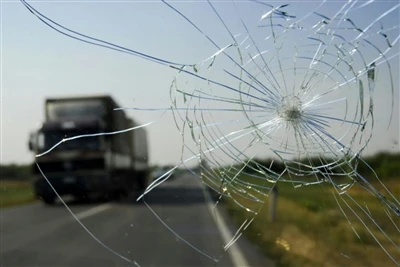 高速道路上の飛び石でフロントガラスが割れた場合の対処法