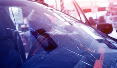 車のフロントガラスと普通のガラスの違いは何ですか？