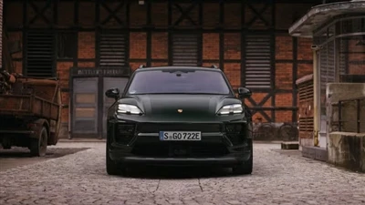 ポルシェ、ガソリンモデルとハイブリッドモデルの生産を継続